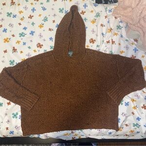 Cozy brown sweater with hood and raised seams